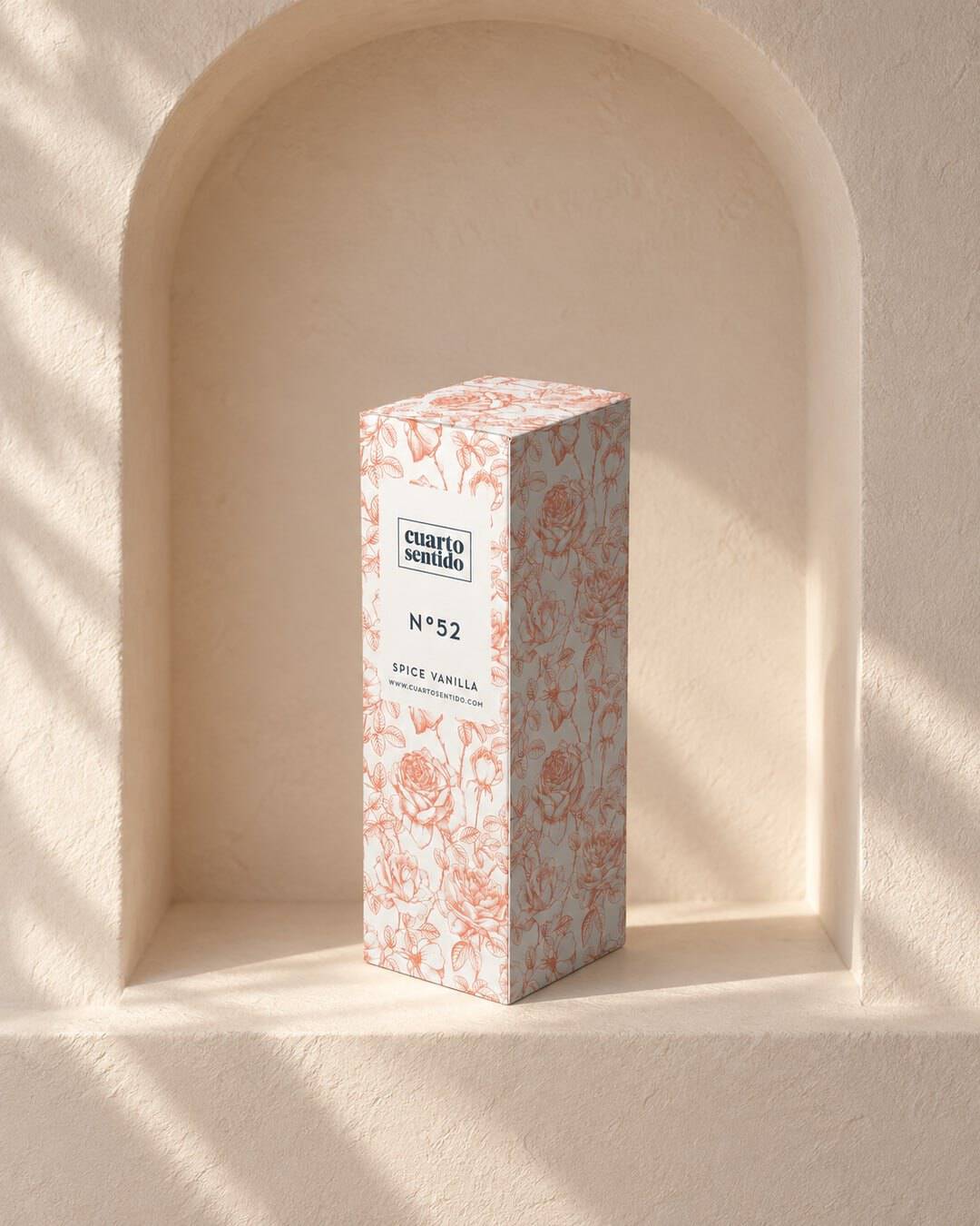 Recreación: estuche del perfume N.º 52 de Cuarto Sentido en una hornacina