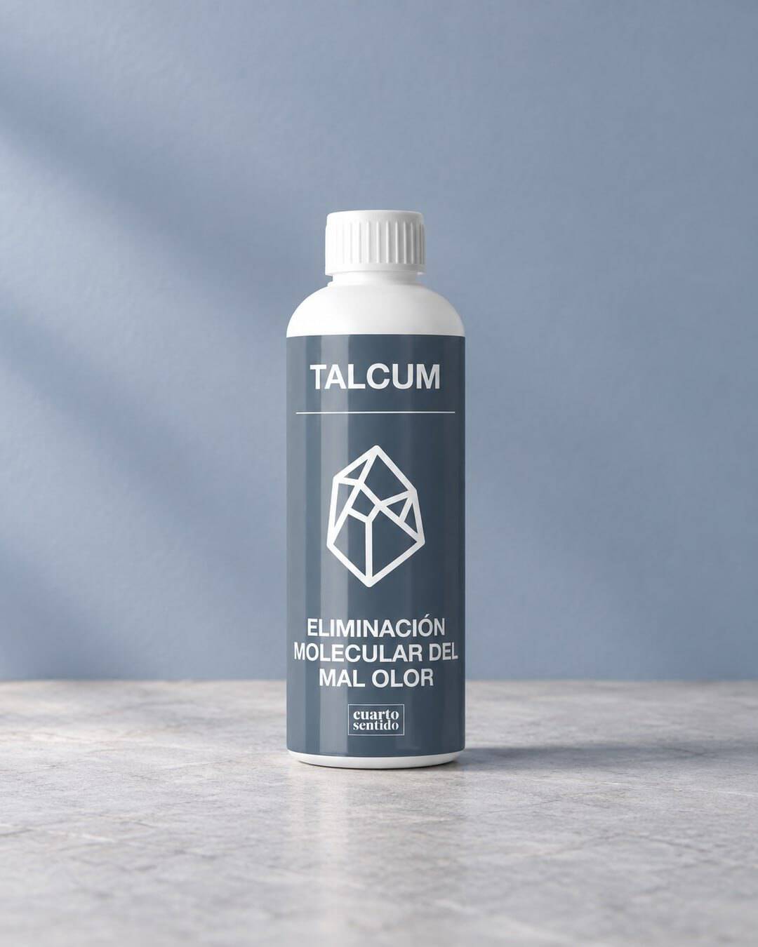 Recreación: botella Talcum de Cuarto Sentido sobre fondo azul