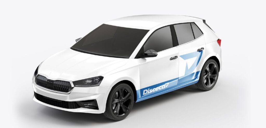 Propuesta de rotulación de un coche comercial blanco con la marca Disceca