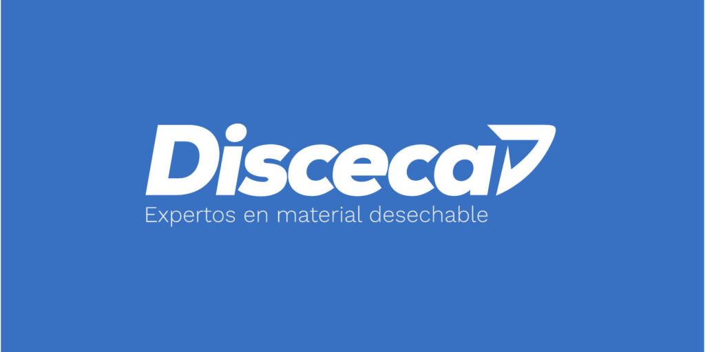 Logotipo de Disceca en blanco sobre el azul de la marca, con el descriptor «Expertos en material desechable»