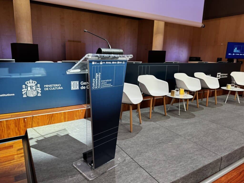 Atril y escenario del auditorio con la identidad del encuentro