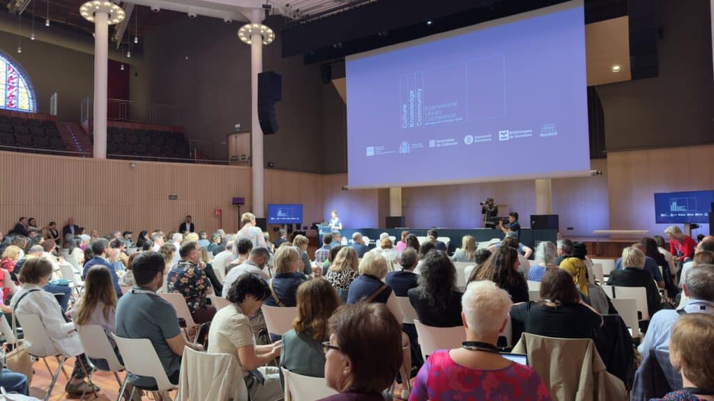 Auditorio lleno durante la inauguración del Encuentro Internacional de Bibliotecas en Barcelona