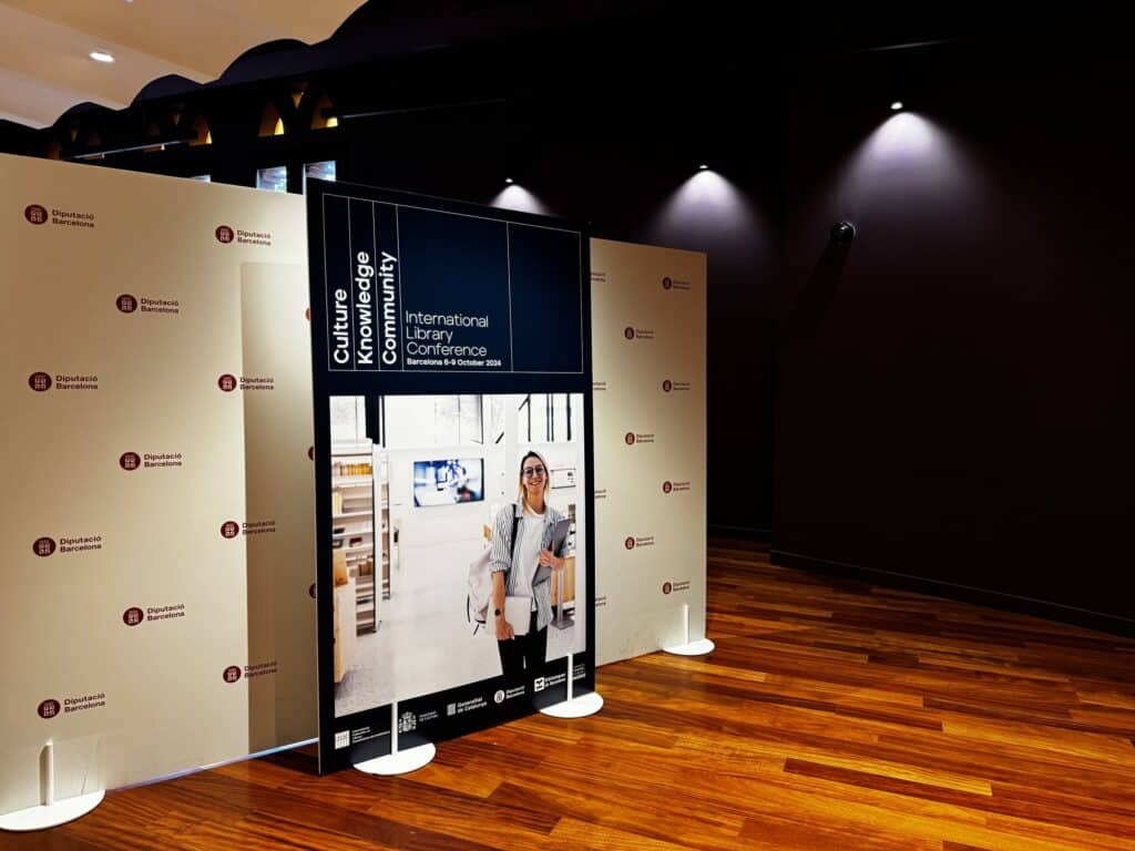 Photocall y cartel del International Library Conference en la sede del encuentro
