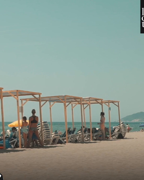 Pérgolas de madera y sombrillas de Carita Morena en la playa de Castelldefels