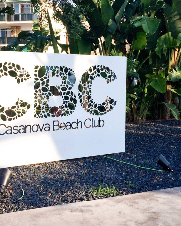 El rótulo de CBC Casanova Beach Club, con el logotipo de cantos rodados
