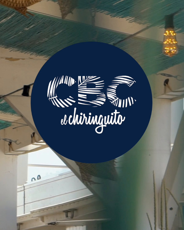 El logotipo de CBC Chiringuito en el techo del chiringuito
