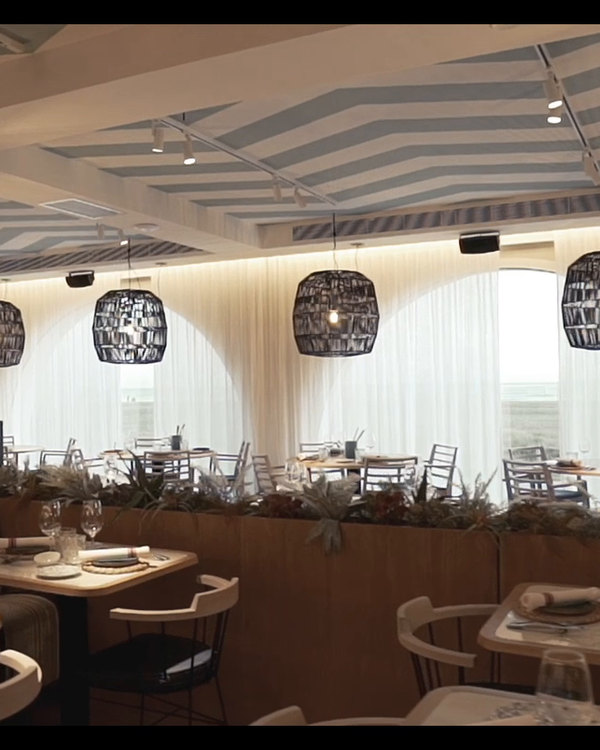 El comedor de Embarcadero, con lámparas de fibra y vistas al mar