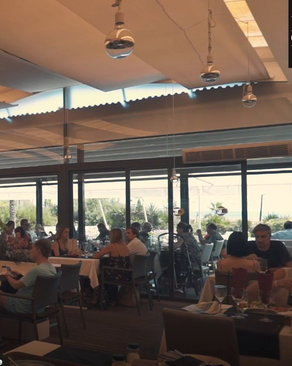 El comedor acristalado de Lancaster, en Gavà, lleno a mediodía