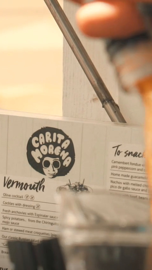 La carta de Carita Morena junto a un vermut