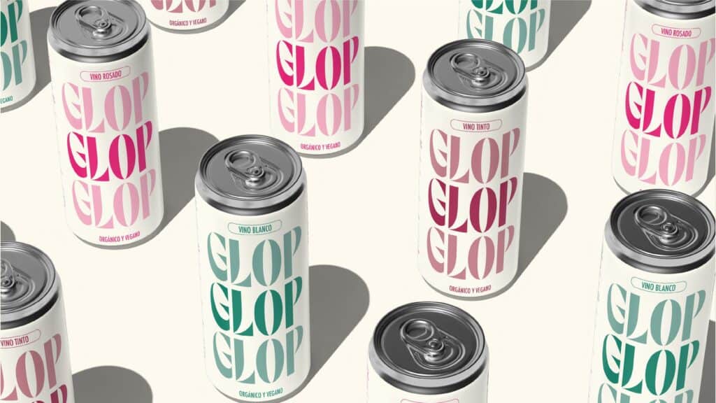 Latas de Glop de vino blanco, rosado y tinto sobre fondo crema