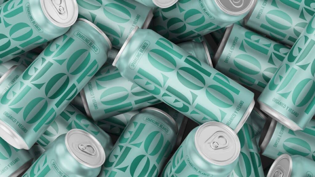 Latas de Glop sparkling blanco en verde con el logotipo repetido
