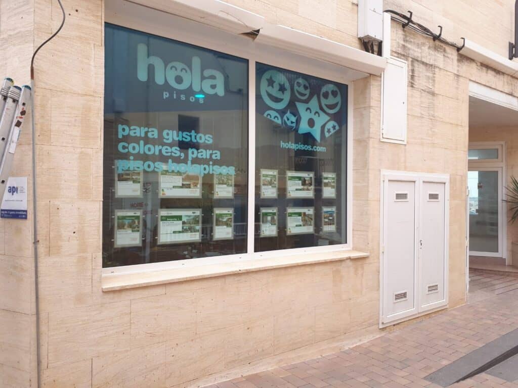 Escaparate de Hola Pisos con el lema para gustos colores, para pisos hola pisos