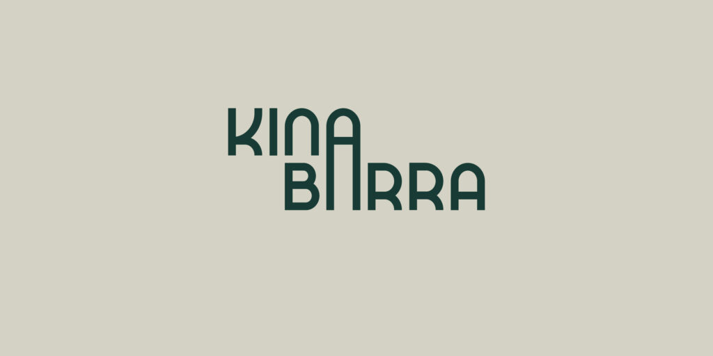 Logotipo de Kina Barra en verde sobre el tono caliza de la marca