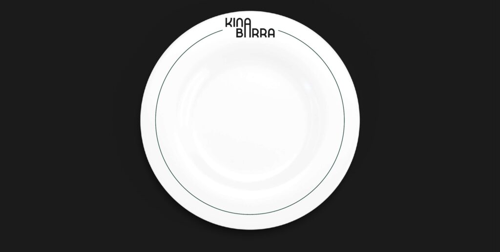 Diseño del plato de Kina Barra con el logotipo apilado y el filete verde, del manual de aplicaciones