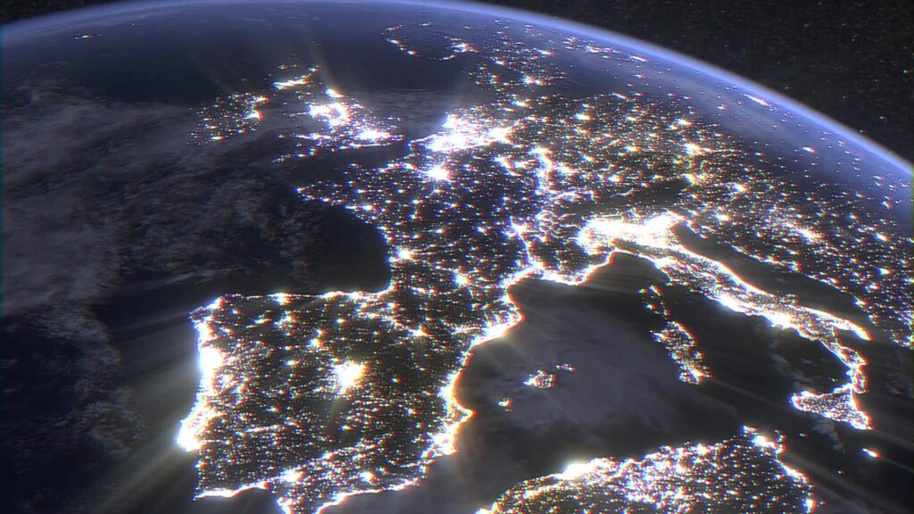 Fotograma del vídeo de apertura: Europa de noche vista desde el espacio