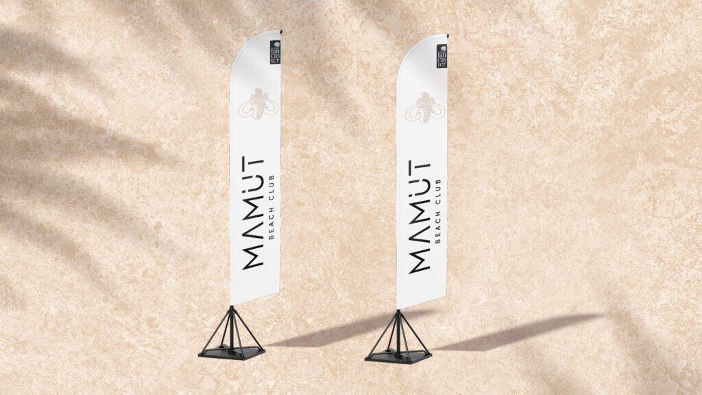 Banderolas de Mamut Beach Club con el logotipo