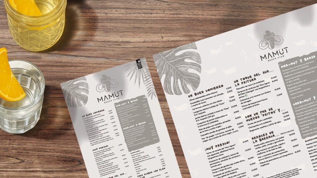 Cartas de Mamut Beach Club sobre una mesa de madera