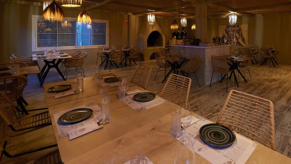 Interior de Mamut Beach Club con la barra al fondo
