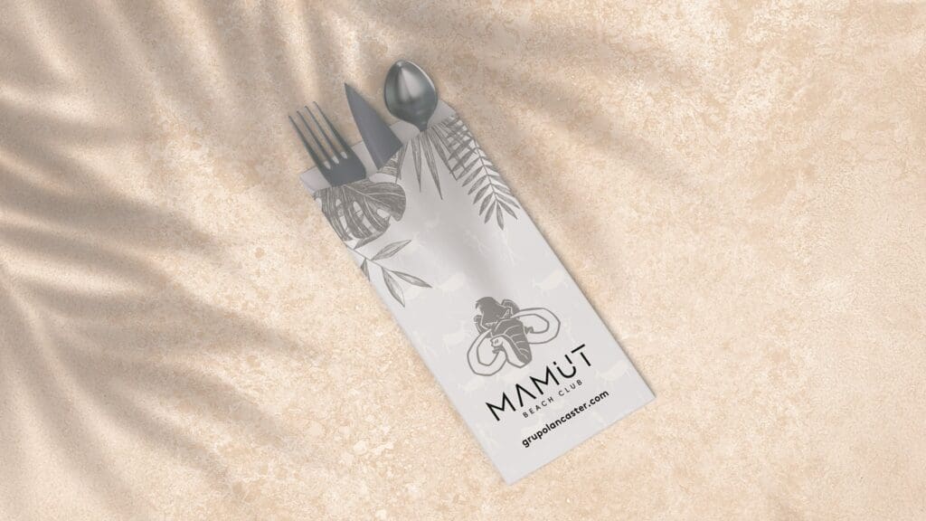 Cubertero de papel de Mamut Beach Club con el logotipo