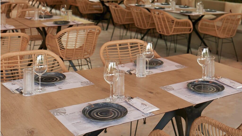 Mesa puesta de Mamut Beach Club con mantel individual y copas