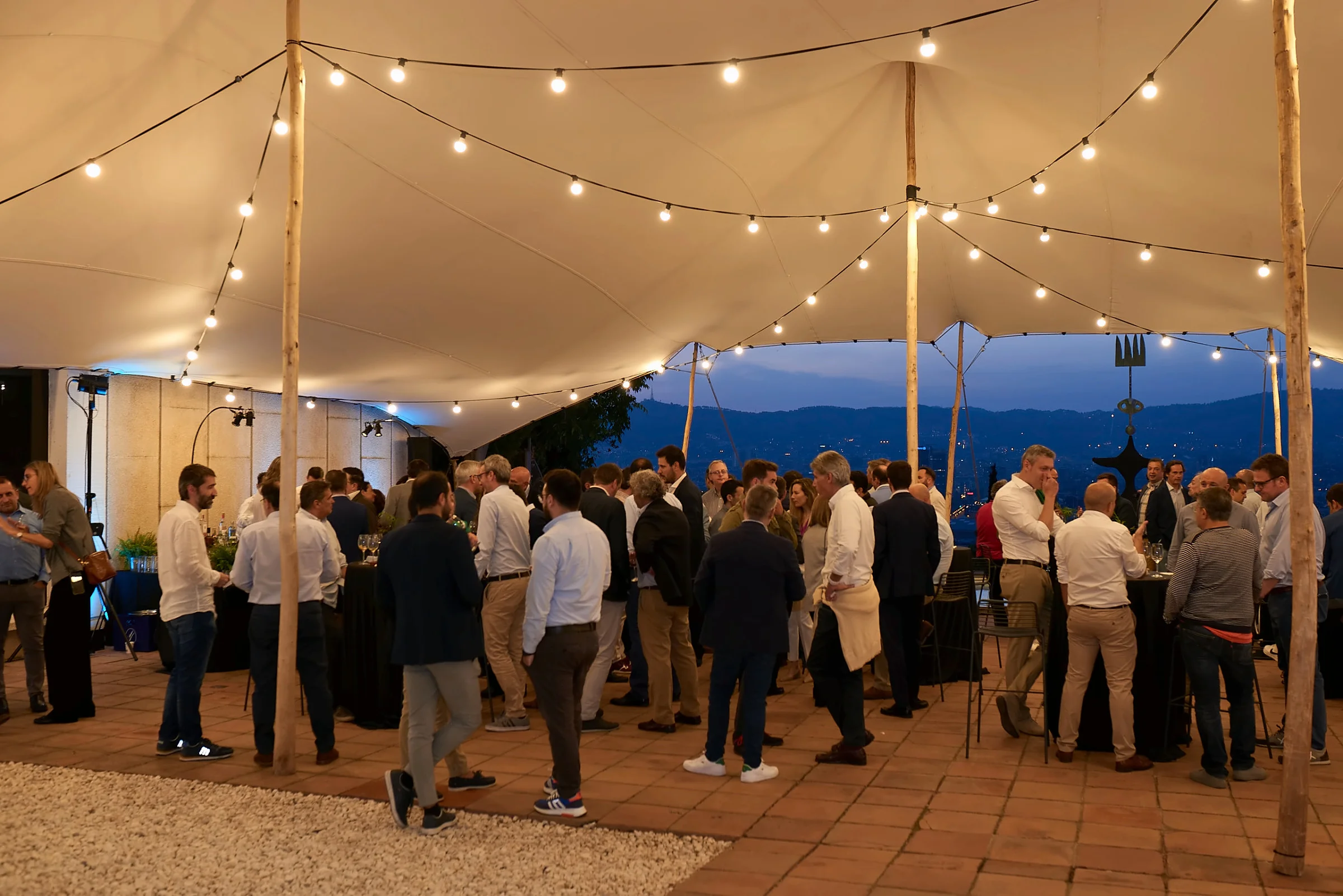 Cena cóctel bajo la carpa de la terraza, con Barcelona al anochecer