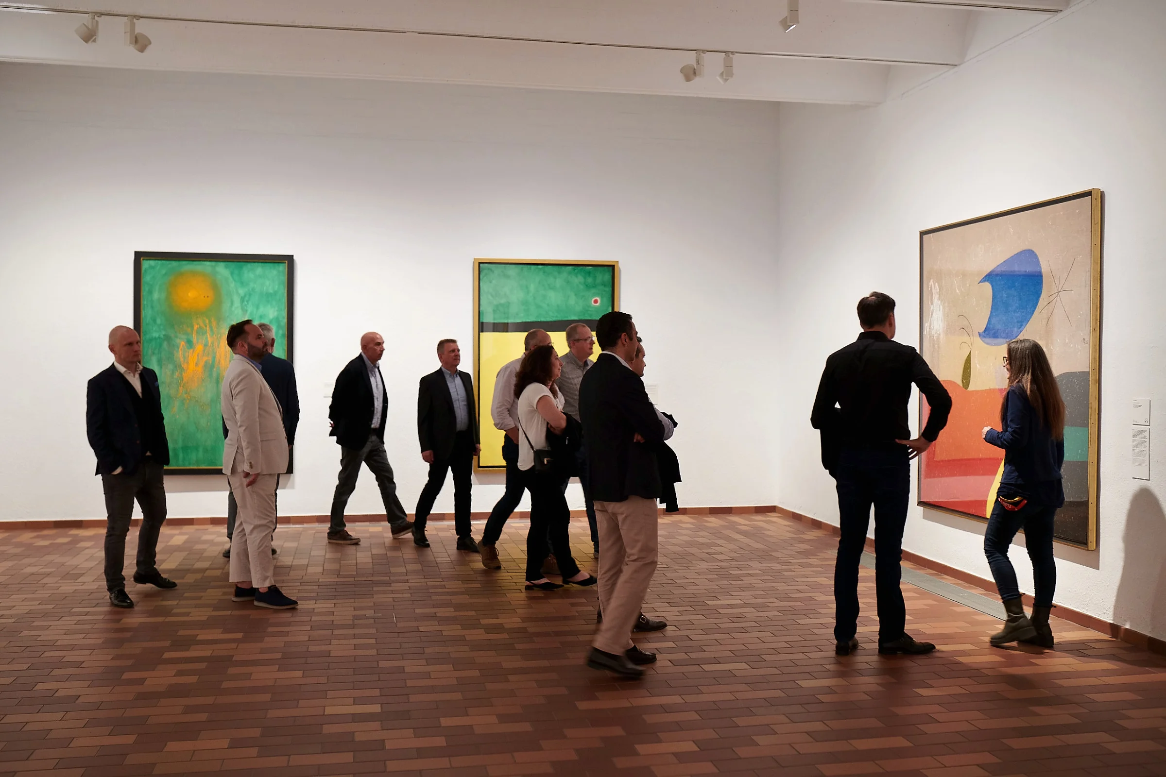 Invitados de NTT DATA en una sala de la Fundació Joan Miró durante la visita guiada