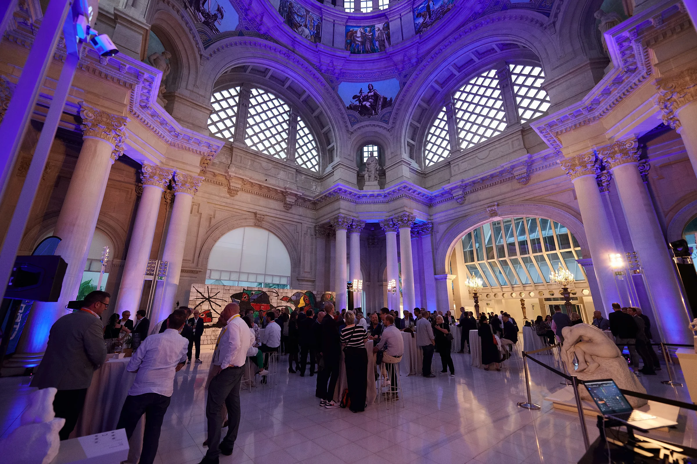 La sala bajo la cúpula del MNAC iluminada en azul y violeta durante la cena