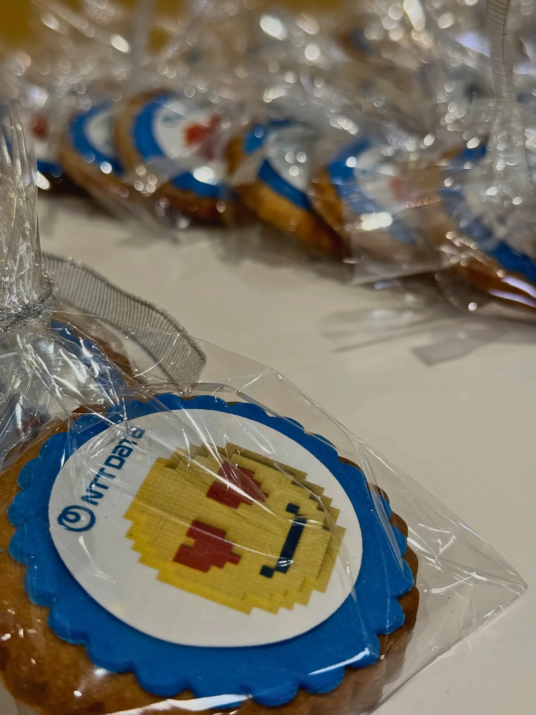 Galletas con el logotipo de NTT DATA
