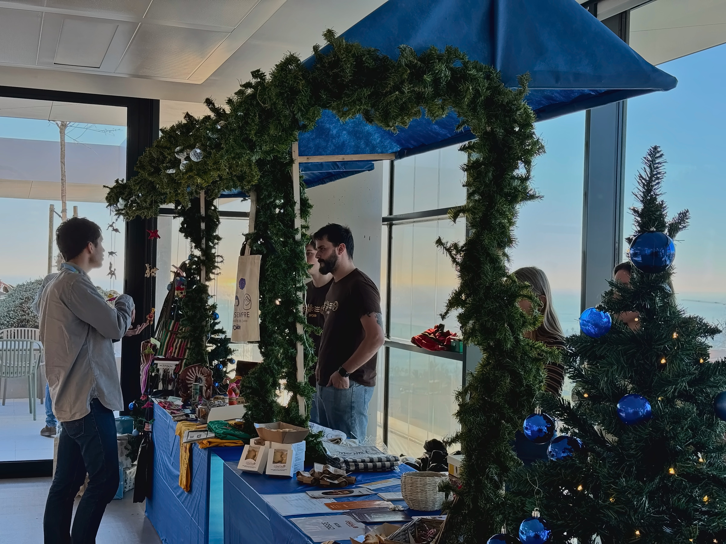 Mercado de Navidad con guirnaldas y abetos en la oficina