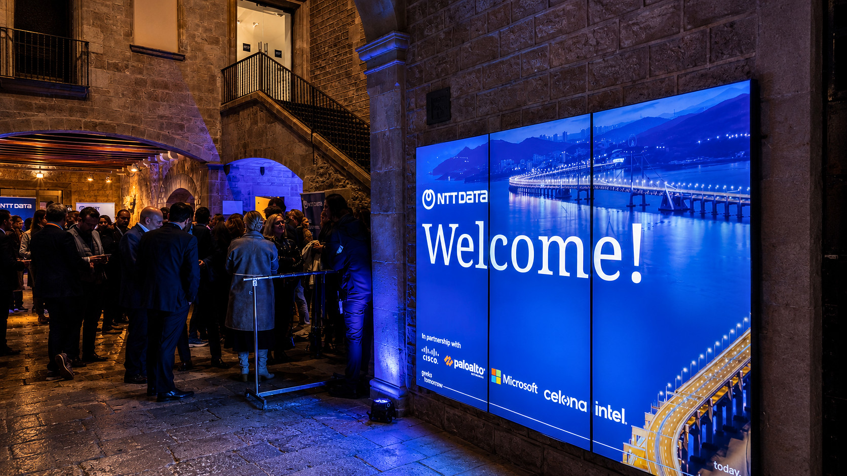 Pantalla de bienvenida de NTT DATA en el patio del museo