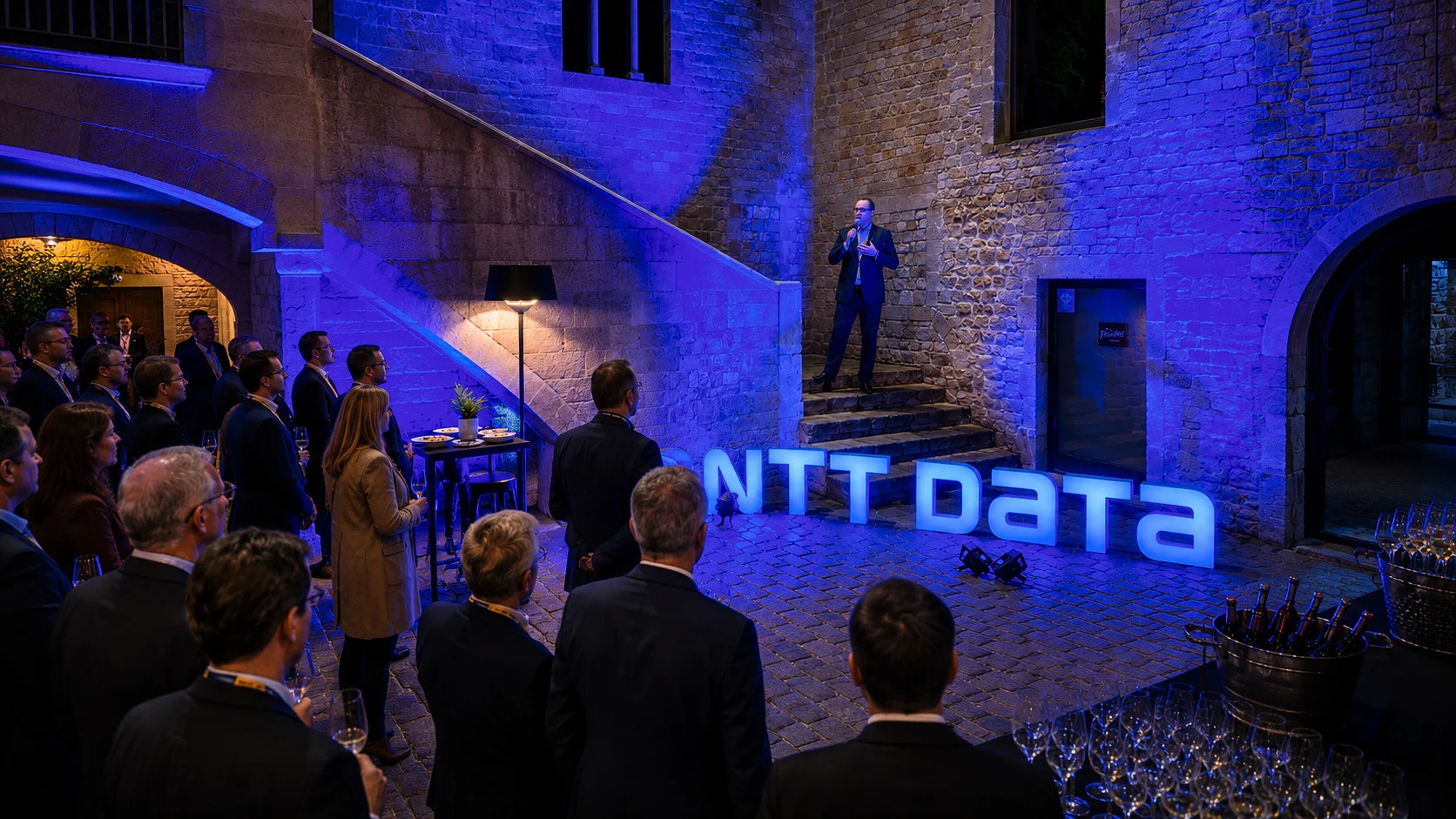 Letras de NTT DATA iluminadas en el patio del Museu Picasso