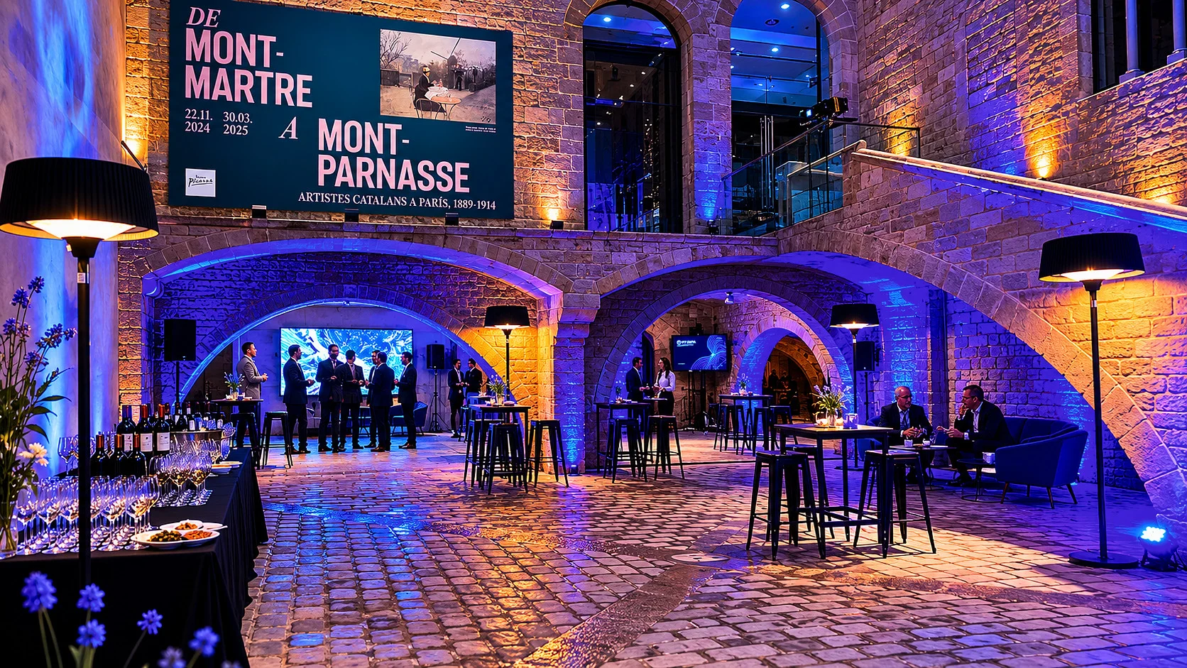 Patio gótico del Museu Picasso iluminado en azul para la cena de NTT DATA