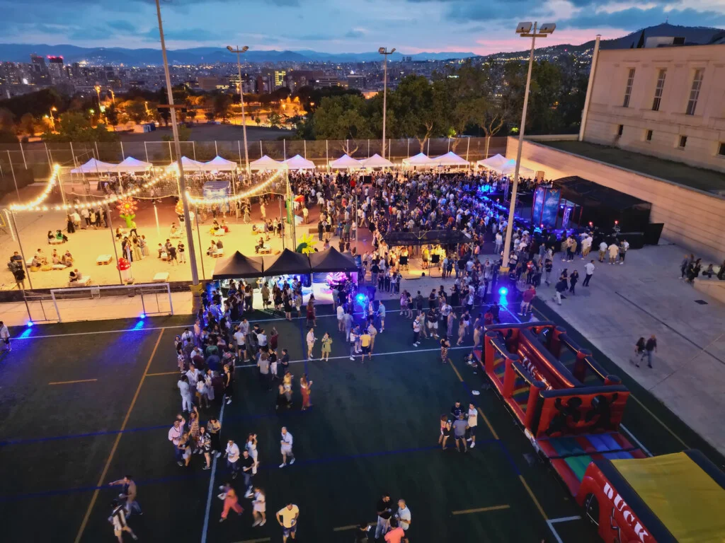 El Summer Sound desde el aire al anochecer, con las guirnaldas encendidas