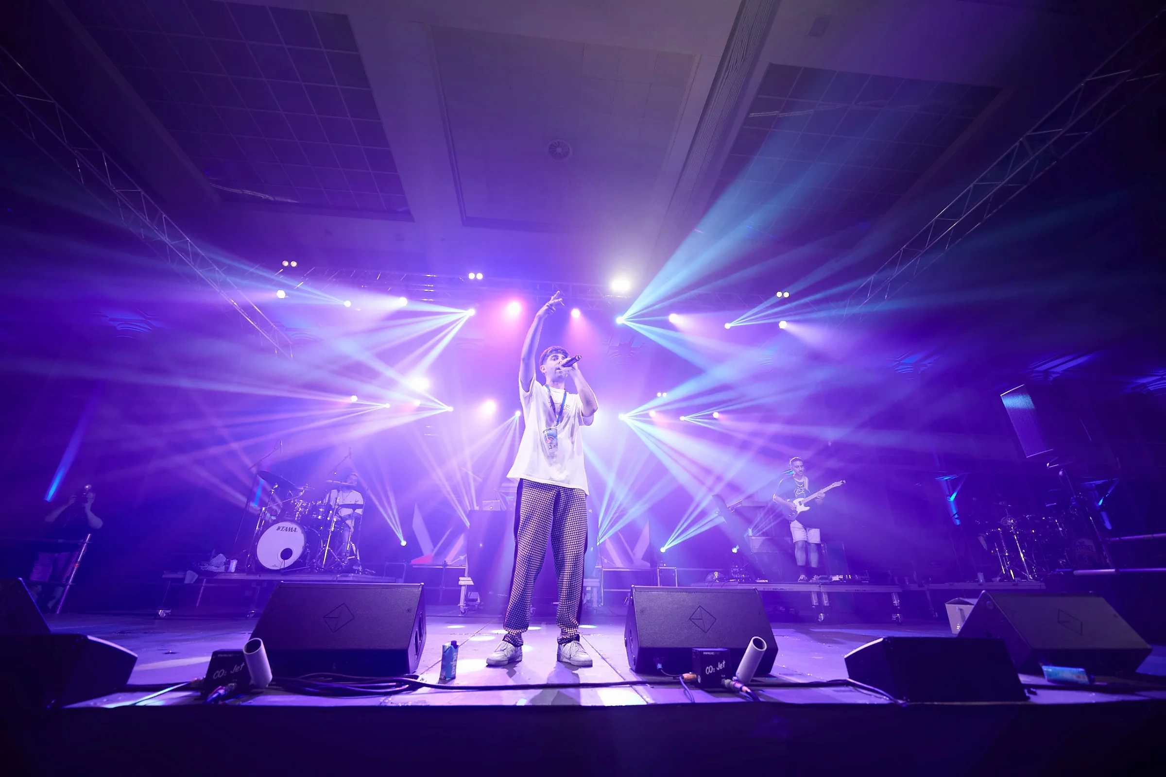 Concierto en el pabellón con haces de luz violeta