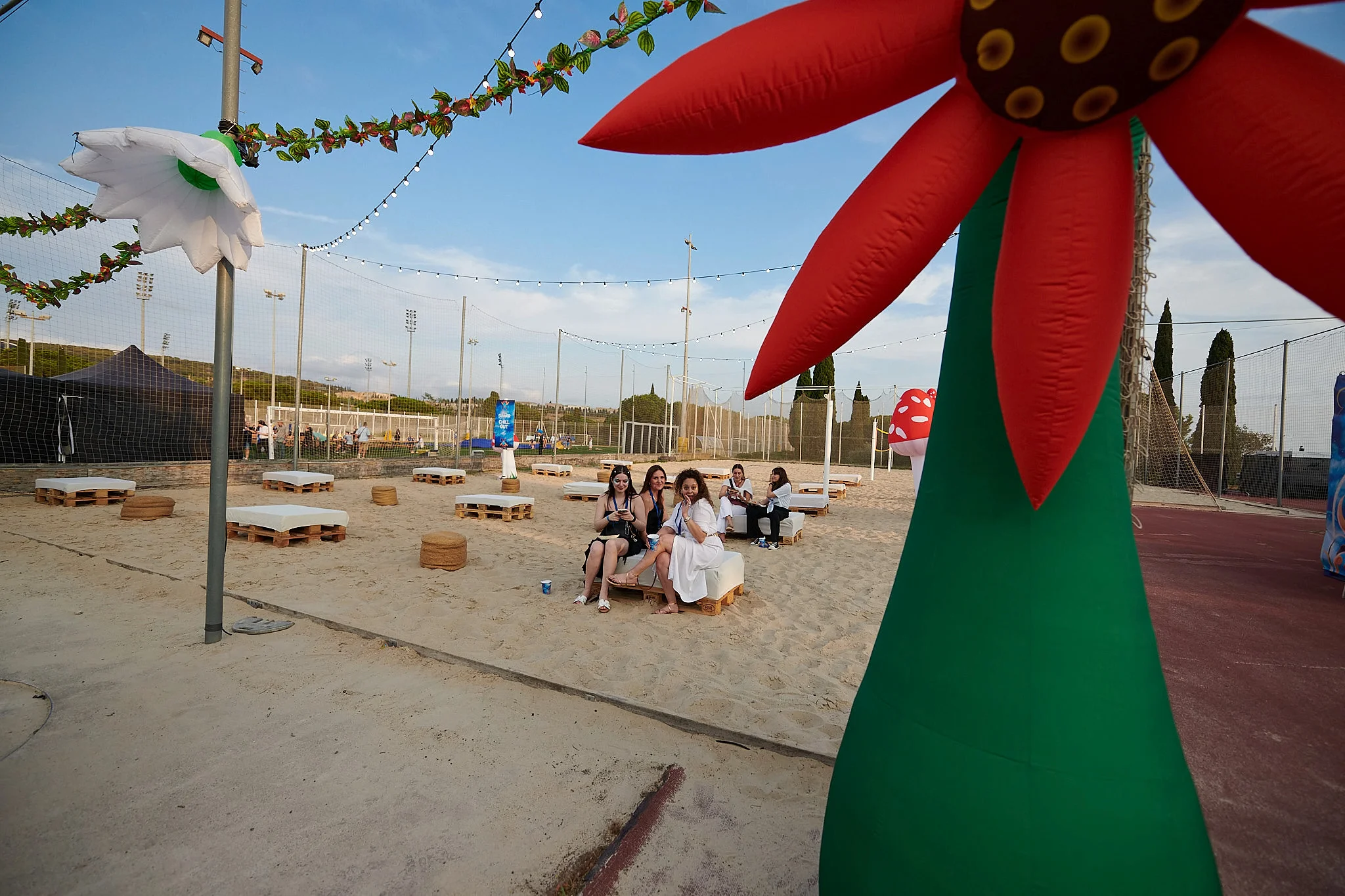 Flor hinchable gigante en la zona de playa
