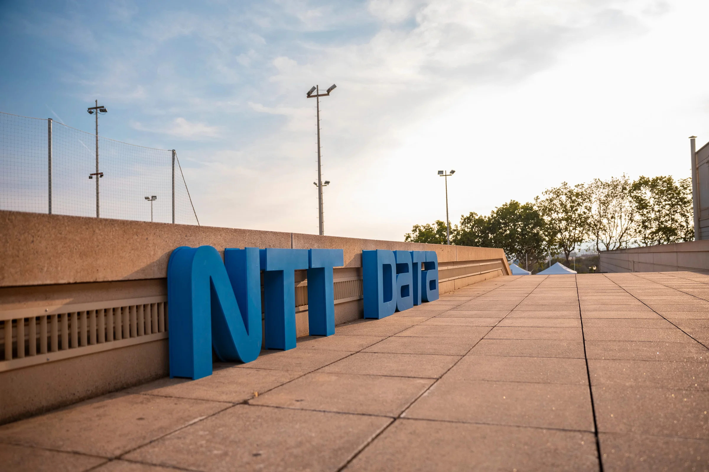 Letras de NTT DATA en la terraza del INEFC