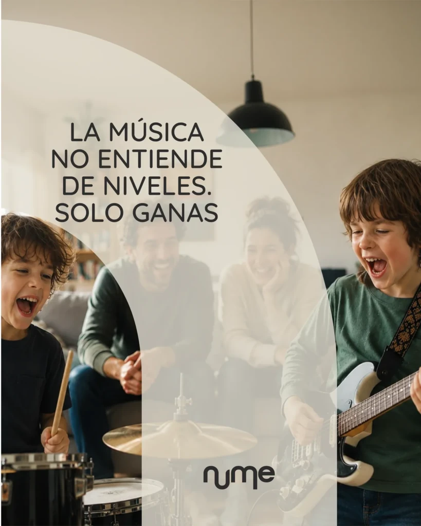 A nume campaign piece, generated with AI: a family plays drums and guitar, with the line “La música no entiende de niveles. Solo ganas” (Music knows no levels. Only the will to play)