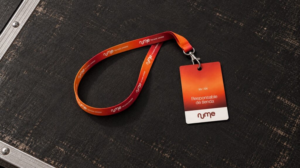 Recreación: lanyard con el degradado de nUme y acreditación de responsable de tienda