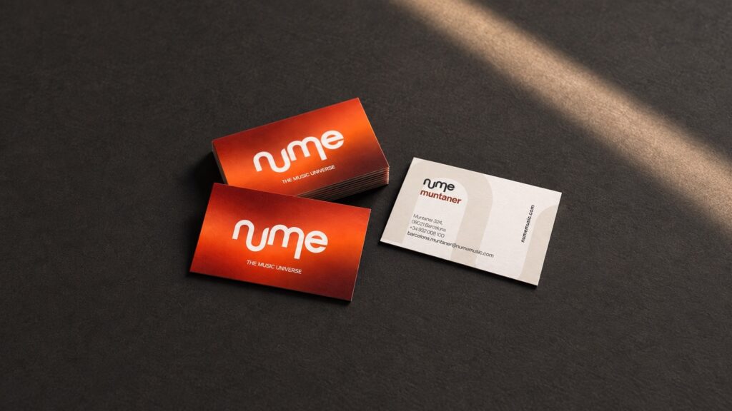 Recreación: tarjetas de visita de nUme, anverso con el degradado y reverso de la tienda de Muntaner