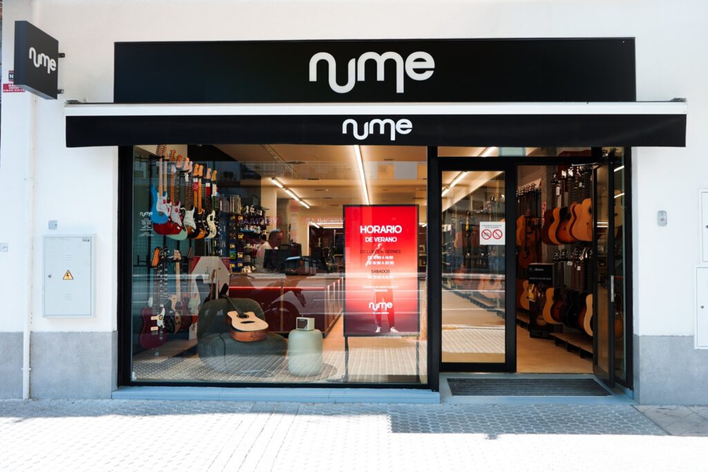 Fachada de la tienda nUme de Sevilla con el rótulo y el toldo de la nueva marca