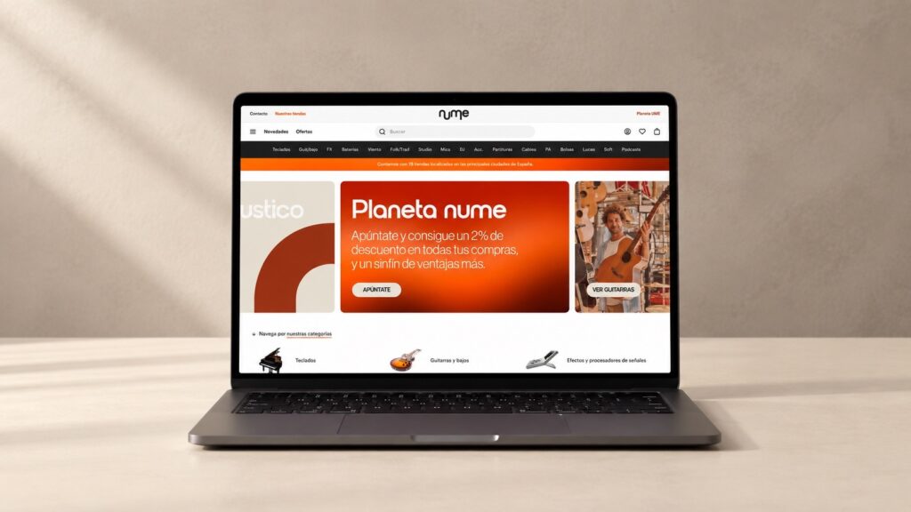 Recreación: diseño de la home de nUme en un portátil, con el banner Planeta nume sobre el degradado