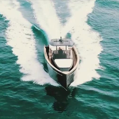 Embarcación Pardo Yachts vista desde arriba abriendo una estela blanca