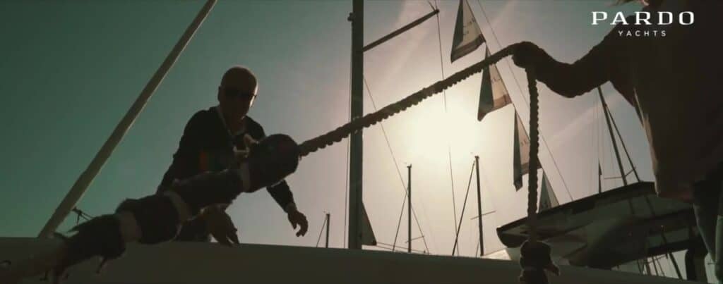 Silueta a bordo al amanecer, fotograma de la pieza de Pardo Yachts