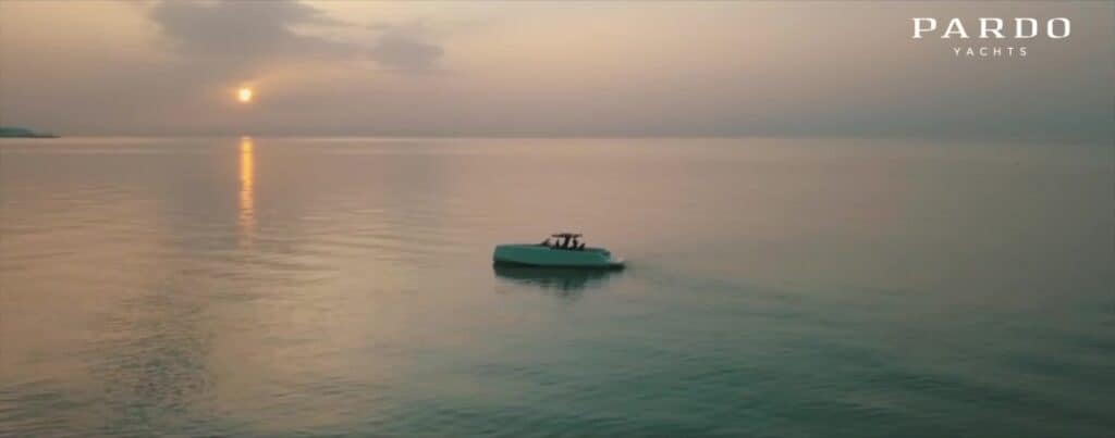 Embarcación Pardo Yachts en el mar al atardecer