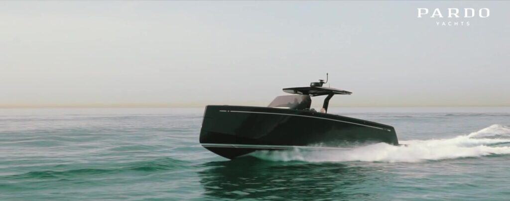 Embarcación Pardo Yachts de casco oscuro en navegación, plano lateral