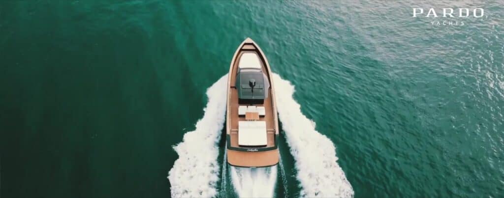Plano cenital de una embarcación Pardo Yachts con su estela sobre el mar