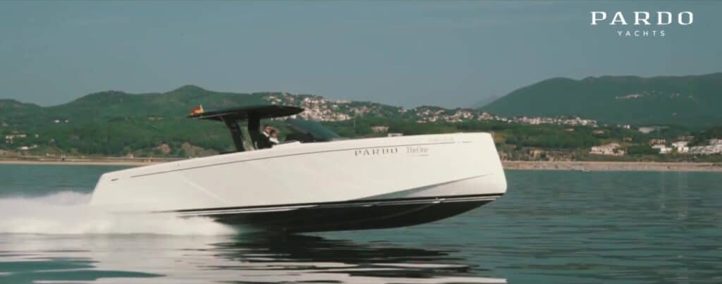 Embarcación Pardo Yachts de casco blanco frente a la costa