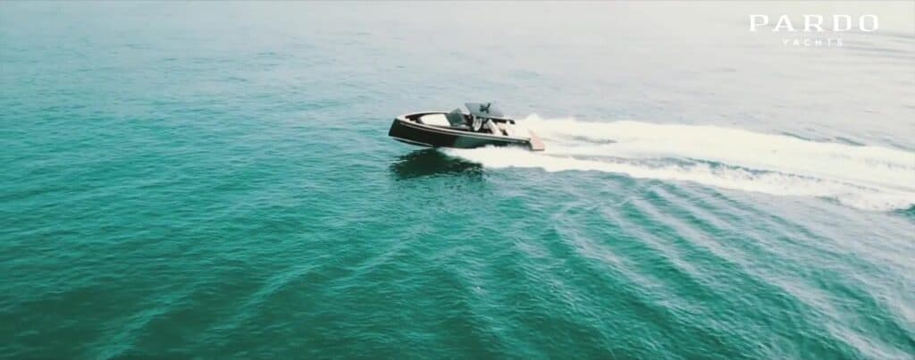 Embarcación Pardo Yachts a velocidad sobre agua turquesa