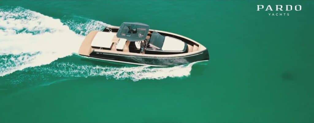 Embarcación Pardo Yachts desde el aire con la estela en diagonal