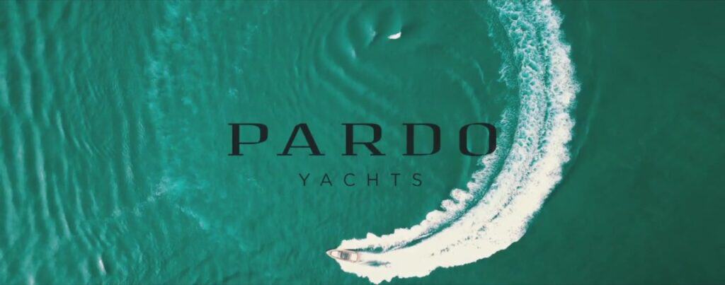 Logotipo de Pardo Yachts sobre el mar junto a la estela, cierre de la pieza